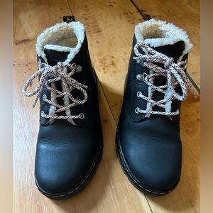 (SOLD) Doc Martens Women’s size 8 black ankle fleece lined boots